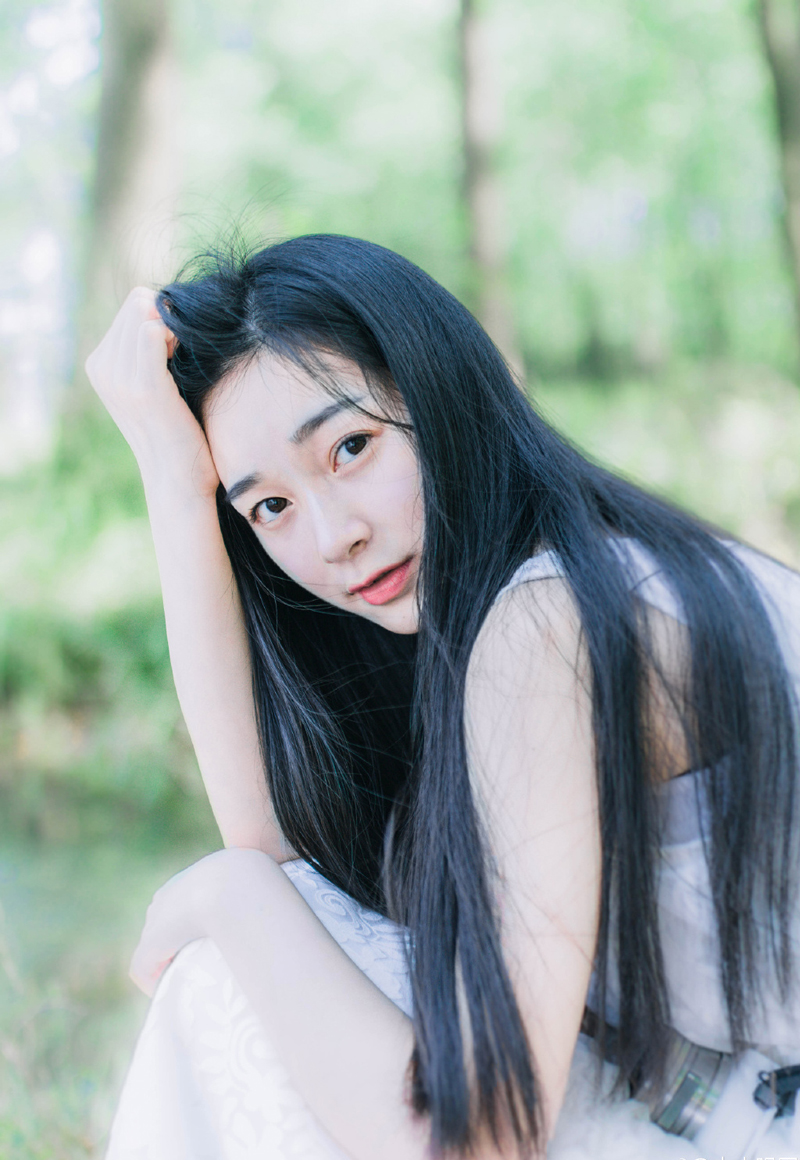 消息迅速被传入了大营，越来越多的江东将士汇聚过来，不敢相信这个事实，有些还未明白事情的整个过程的将士始终不敢相信周瑜已经阵亡的事实。